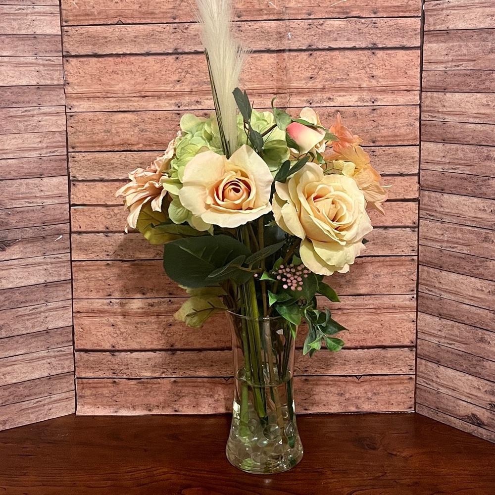 NEW!!    Beautiful Pink and Cream Bouquet in Glass Vase with Lifelike Water